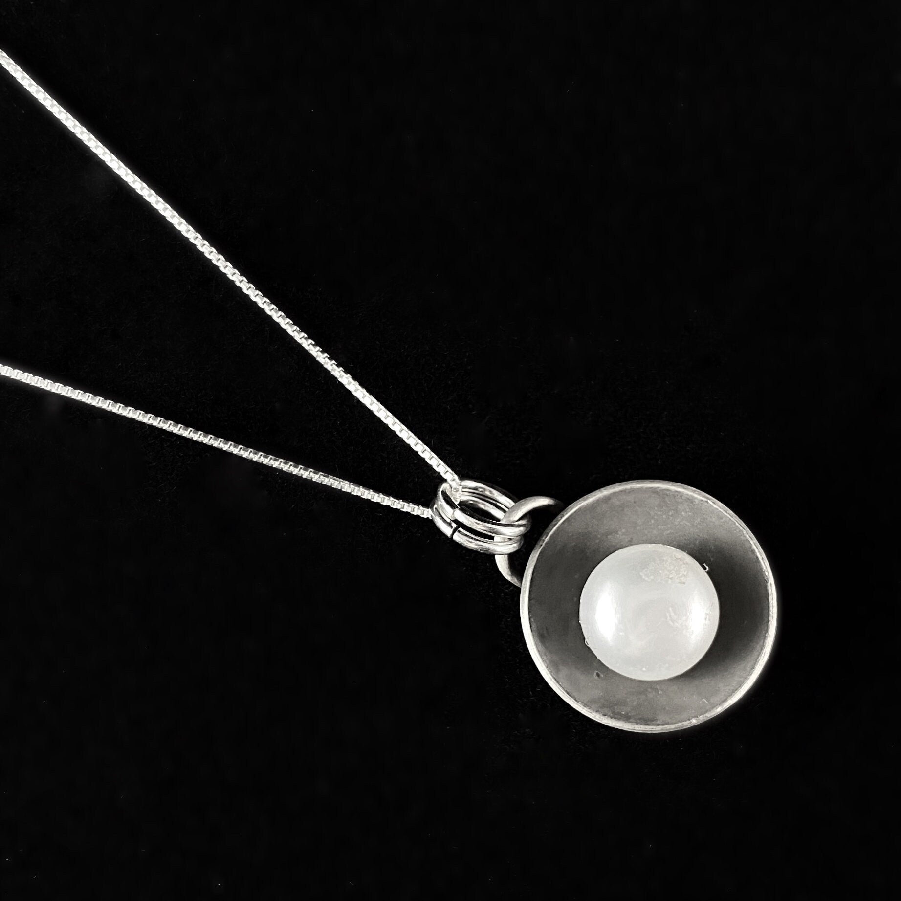 Pendant Pearl, oxidized silver with outlets freshwater pearl.