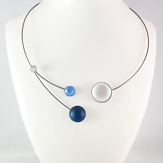 Black Memory Wire Floral Circle Necklace with Handmade Glass Beads, Hypoallergenic, Blue/White - Kristina