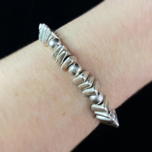 Echoes of Geometry Silver Beaded Bracelet, Handmade, Nickel Free - Noir