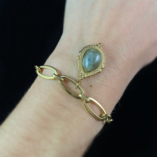 Pastel Green Teardrop Shaped Natural Stone Bracelet with Intricate Gold Setting
