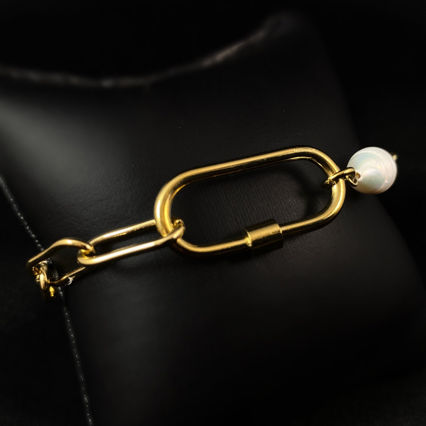 White Pearl Bracelet with Chunky Gold Chain and Decorative Chain Link Accent